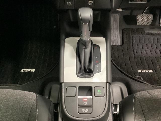 フィット ｅ：ＨＥＶホーム　中古スタッドレスタイヤ、純正メモリーナビ、ドライブレコーダー前後装着＋ＥＴＣ付　当社デモカー　前後誤発進抑制機能　クリソナ　助手席エアバッグ　運転席エアバッグ　１オナ　アイドリングストップ　ＵＳＢ接続（11枚目）