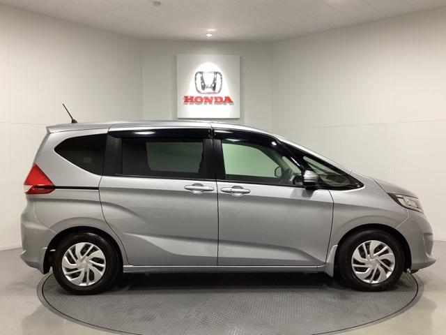 フリード Ｇ・ホンダセンシング　ワンオーナー　６人乗り　ＥＴＣ　フルセグＴＶ　バックカメラ　両側パワースライドドア　光触媒抗菌消臭施工済　Ｆセグ　追突被害軽減ブレーキ　ｉストップ　Ｗエアバッグ　パワーウィンドウ　１オ－ナ－　ＶＳＡ（4枚目）