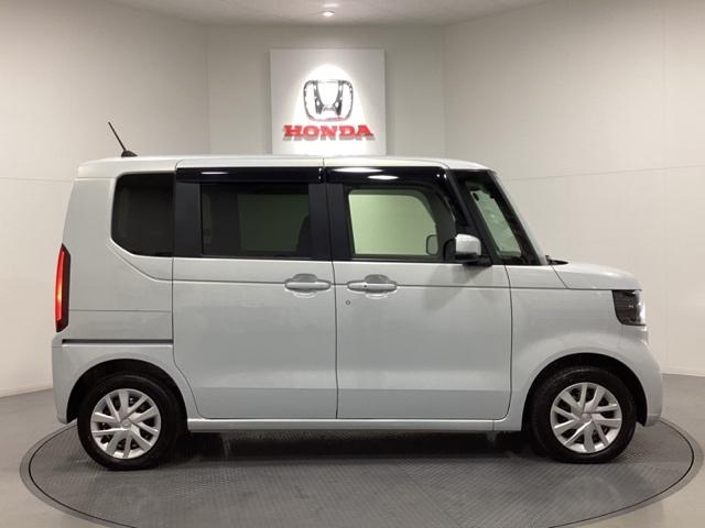 N-BOX ベースグレード ワンオーナー 中古スタッドレスタイヤ、純正メモリーナビ、ドライブレコーダー前後装着+ETC付 当社デモカー エアバック 横滑り防止 Dレコ 4WD車 Rカメ 前後ソナー LEDライト スマ-トキ-(6枚目)