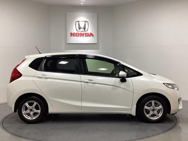 フィット １３Ｇ・Ｆパッケージファインエディション　ワンオーナー　フルセグＴＶ　ＤＶＤ再生　バックカメラ　リモコンエンジンスターター付　光触媒抗菌消臭施工済　インテリキー　１オ－ナ－　イモビライザー　ＡＵＴＯエアコン　Ｒカメラ　横滑り防止装置　キーレス（4枚目）