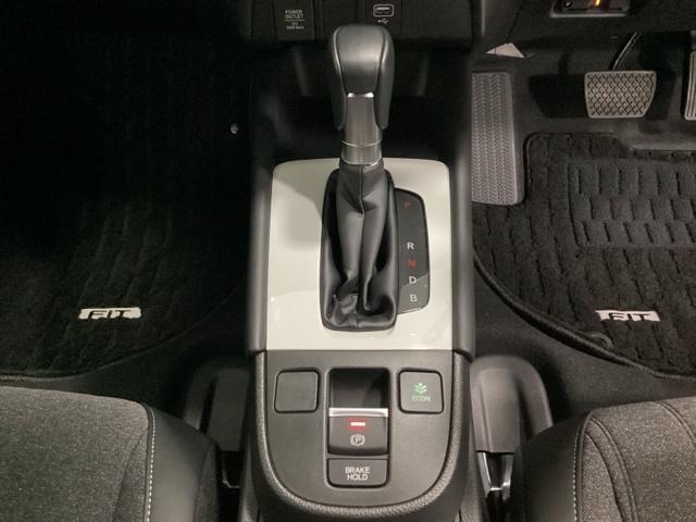 フィット ｅ：ＨＥＶホーム　ワンオーナー　中古スタッドレスタイヤ、純正メモリーナビ、ドライブレコーダー前後装着＋ＥＴＣ付　当社デモカー　前後誤発進抑制機能　クリソナ　助手席エアバッグ　運転席エアバッグ　１オナ　試乗車ＵＰ　ＡＢＳ（11枚目）