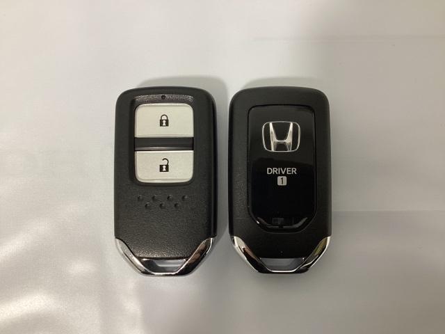 フィット ｅ：ＨＥＶホーム　ワンオーナー　中古スタッドレスタイヤ、純正メモリーナビ、ドライブレコーダー前後装着＋ＥＴＣ付　当社デモカー　前後誤発進抑制機能　クリソナ　助手席エアバッグ　運転席エアバッグ　１オナ　試乗車ＵＰ　ＡＢＳ（15枚目）