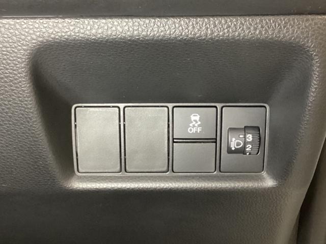 フィット ｅ：ＨＥＶホーム　ワンオーナー　中古スタッドレスタイヤ、純正メモリーナビ、ドライブレコーダー前後装着＋ＥＴＣ付　当社デモカー　前後誤発進抑制機能　クリソナ　助手席エアバッグ　運転席エアバッグ　１オナ　試乗車ＵＰ　ＡＢＳ（16枚目）