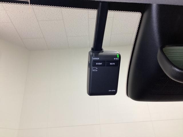 フィット ｅ：ＨＥＶホーム　ワンオーナー　中古スタッドレスタイヤ、純正メモリーナビ、ドライブレコーダー前後装着＋ＥＴＣ付　当社デモカー　前後誤発進抑制機能　クリソナ　助手席エアバッグ　運転席エアバッグ　１オナ　試乗車ＵＰ　ＡＢＳ（18枚目）