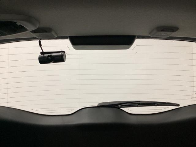 フィット ｅ：ＨＥＶホーム　ワンオーナー　中古スタッドレスタイヤ、純正メモリーナビ、ドライブレコーダー前後装着＋ＥＴＣ付　当社デモカー　前後誤発進抑制機能　クリソナ　助手席エアバッグ　運転席エアバッグ　１オナ　試乗車ＵＰ　ＡＢＳ（19枚目）