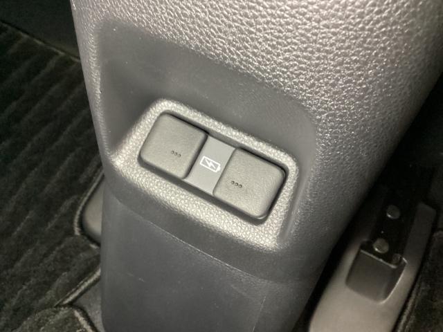 フィット ｅ：ＨＥＶホーム　ワンオーナー　中古スタッドレスタイヤ、純正メモリーナビ、ドライブレコーダー前後装着＋ＥＴＣ付　当社デモカー　前後誤発進抑制機能　クリソナ　助手席エアバッグ　運転席エアバッグ　１オナ　試乗車ＵＰ　ＡＢＳ（22枚目）