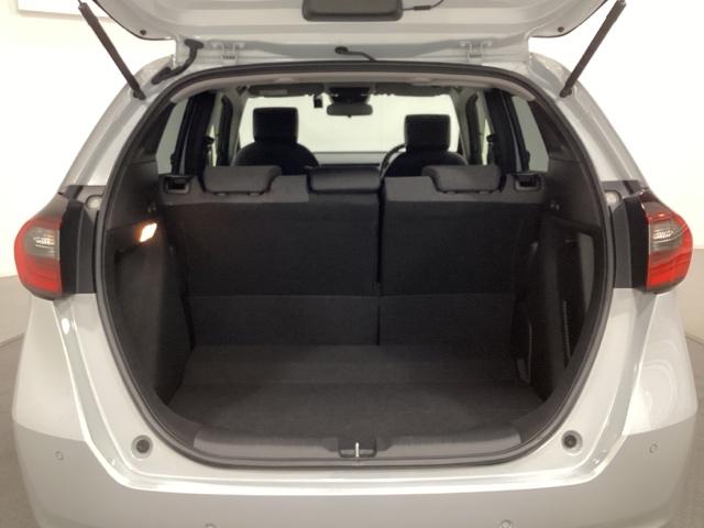 フィット ｅ：ＨＥＶホーム　ワンオーナー　中古スタッドレスタイヤ、純正メモリーナビ、ドライブレコーダー前後装着＋ＥＴＣ付　当社デモカー　前後誤発進抑制機能　クリソナ　助手席エアバッグ　運転席エアバッグ　１オナ　試乗車ＵＰ　ＡＢＳ（24枚目）