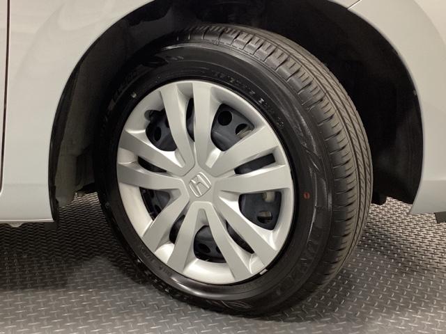 フィット ｅ：ＨＥＶホーム　ワンオーナー　中古スタッドレスタイヤ、純正メモリーナビ、ドライブレコーダー前後装着＋ＥＴＣ付　当社デモカー　前後誤発進抑制機能　クリソナ　助手席エアバッグ　運転席エアバッグ　１オナ　試乗車ＵＰ　ＡＢＳ（27枚目）