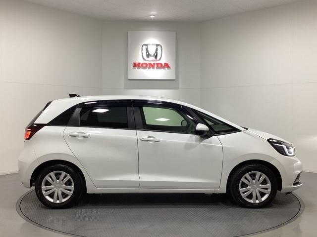 フィット e:HEVホーム ワンオーナー 中古スタッドレスタイヤ、純正メモリーナビ、ドライブレコーダー前後装着+ETC付 当社デモカー 前後誤発進抑制機能 クリソナ 助手席エアバッグ 運転席エアバッグ 1オナ LEDライト(6枚目)