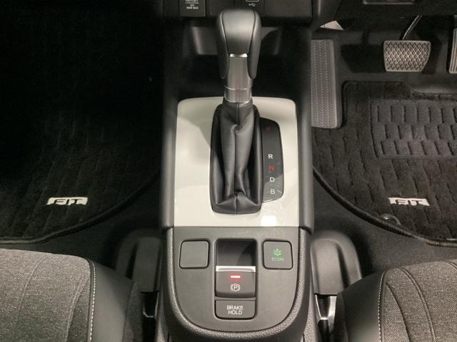 フィット e:HEVホーム ワンオーナー 中古スタッドレスタイヤ、純正メモリーナビ、ドライブレコーダー前後装着+ETC付 当社デモカー 前後誤発進抑制機能 クリソナ 助手席エアバッグ 運転席エアバッグ 1オナ LEDライト(11枚目)