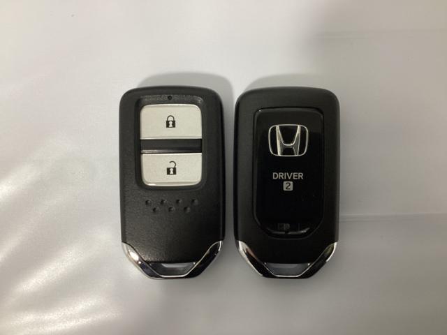 フィット e:HEVホーム ワンオーナー 中古スタッドレスタイヤ、純正メモリーナビ、ドライブレコーダー前後装着+ETC付 当社デモカー 前後誤発進抑制機能 クリソナ 助手席エアバッグ 運転席エアバッグ 1オナ LEDライト(15枚目)