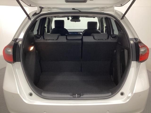 フィット e:HEVホーム ワンオーナー 中古スタッドレスタイヤ、純正メモリーナビ、ドライブレコーダー前後装着+ETC付 当社デモカー 前後誤発進抑制機能 クリソナ 助手席エアバッグ 運転席エアバッグ 1オナ LEDライト(24枚目)