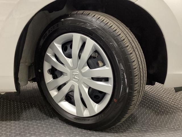 フィット e:HEVホーム ワンオーナー 中古スタッドレスタイヤ、純正メモリーナビ、ドライブレコーダー前後装着+ETC付 当社デモカー 前後誤発進抑制機能 クリソナ 助手席エアバッグ 運転席エアバッグ 1オナ LEDライト(27枚目)