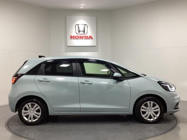 フィット ｅ：ＨＥＶホーム　ワンオーナー　中古スタッドレスタイヤ、純正メモリーナビ、ドライブレコーダー前後装着＋ＥＴＣ付　当社デモカー　前後誤発進抑制機能　クリソナ　助手席エアバッグ　運転席エアバッグ　１オナ　試乗車ＵＰ　ＡＢＳ（6枚目）