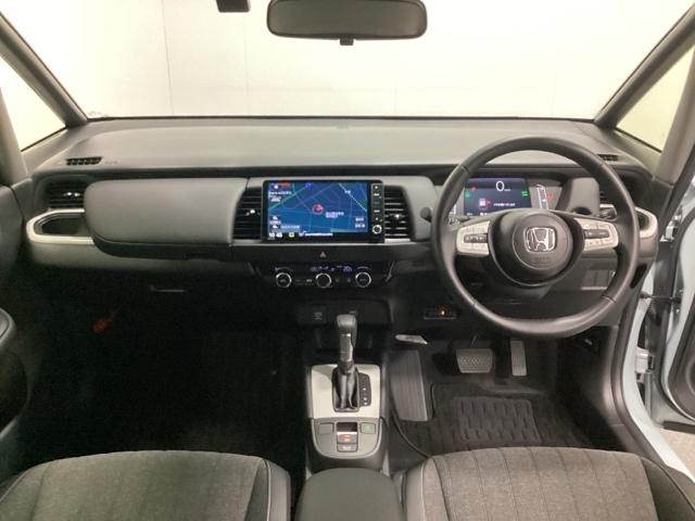 フィット ｅ：ＨＥＶホーム　ワンオーナー　中古スタッドレスタイヤ、純正メモリーナビ、ドライブレコーダー前後装着＋ＥＴＣ付　当社デモカー　前後誤発進抑制機能　クリソナ　助手席エアバッグ　運転席エアバッグ　１オナ　試乗車ＵＰ　ＡＢＳ（7枚目）