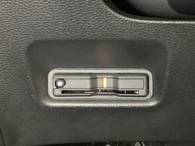 フィット ｅ：ＨＥＶホーム　ワンオーナー　中古スタッドレスタイヤ、純正メモリーナビ、ドライブレコーダー前後装着＋ＥＴＣ付　当社デモカー　前後誤発進抑制機能　クリソナ　助手席エアバッグ　運転席エアバッグ　１オナ　試乗車ＵＰ　ＡＢＳ（17枚目）