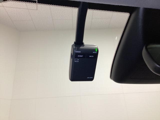 フィット ｅ：ＨＥＶホーム　ワンオーナー　中古スタッドレスタイヤ、純正メモリーナビ、ドライブレコーダー前後装着＋ＥＴＣ付　当社デモカー　前後誤発進抑制機能　クリソナ　助手席エアバッグ　運転席エアバッグ　１オナ　試乗車ＵＰ　ＡＢＳ（18枚目）