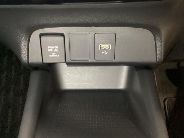 フィット ｅ：ＨＥＶホーム　ワンオーナー　中古スタッドレスタイヤ、純正メモリーナビ、ドライブレコーダー前後装着＋ＥＴＣ付　当社デモカー　前後誤発進抑制機能　クリソナ　助手席エアバッグ　運転席エアバッグ　１オナ　試乗車ＵＰ　ＡＢＳ（20枚目）