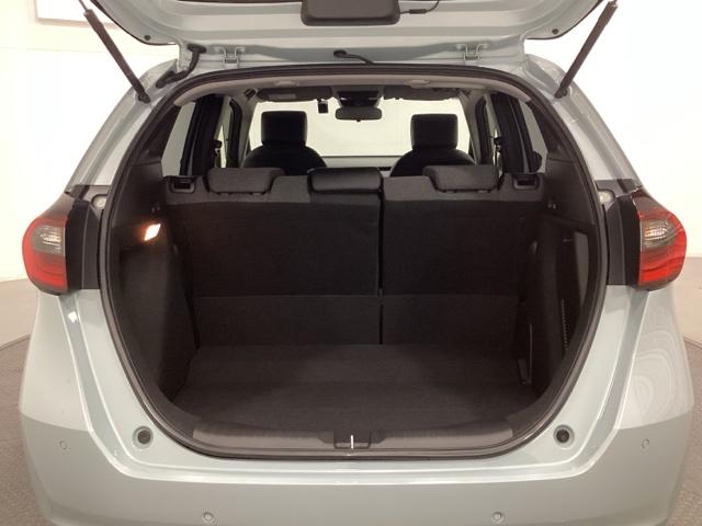 フィット ｅ：ＨＥＶホーム　ワンオーナー　中古スタッドレスタイヤ、純正メモリーナビ、ドライブレコーダー前後装着＋ＥＴＣ付　当社デモカー　前後誤発進抑制機能　クリソナ　助手席エアバッグ　運転席エアバッグ　１オナ　試乗車ＵＰ　ＡＢＳ（24枚目）