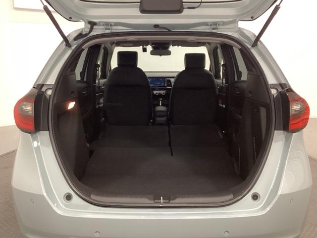 フィット ｅ：ＨＥＶホーム　ワンオーナー　中古スタッドレスタイヤ、純正メモリーナビ、ドライブレコーダー前後装着＋ＥＴＣ付　当社デモカー　前後誤発進抑制機能　クリソナ　助手席エアバッグ　運転席エアバッグ　１オナ　試乗車ＵＰ　ＡＢＳ（25枚目）