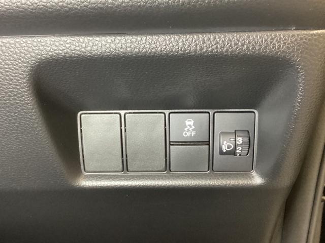 フィット ｅ：ＨＥＶホーム　中古スタッドレスタイヤ　純正メモリーナビ　バックカメラ　ドライブレコーダー前後装着＋ＥＴＣ付　当社デモカー　ＬＥＤヘッドライト　ＨｏｎｄａＣＯＮＮＥＣＴ搭載　前後誤発進抑制機能　助手席エアバッグ（16枚目）