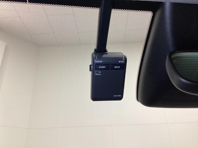 フィット ｅ：ＨＥＶホーム　中古スタッドレスタイヤ　純正メモリーナビ　バックカメラ　ドライブレコーダー前後装着＋ＥＴＣ付　当社デモカー　ＬＥＤヘッドライト　ＨｏｎｄａＣＯＮＮＥＣＴ搭載　前後誤発進抑制機能　助手席エアバッグ（18枚目）