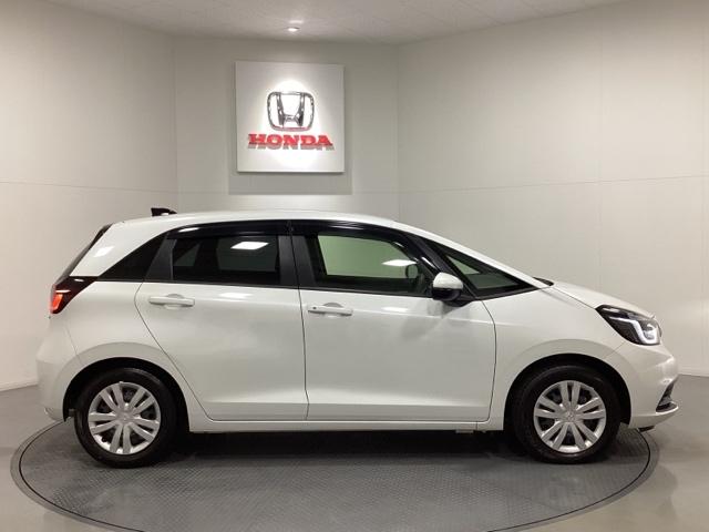 フィット ｅ：ＨＥＶホーム　中古スタッドレスタイヤ　純正メモリーナビ　バックカメラ　ドライブレコーダー前後装着＋ＥＴＣ付　当社デモカー　ＬＥＤヘッドライト　ＨｏｎｄａＣＯＮＮＥＣＴ搭載　前後誤発進抑制機能　クリソナ　１オナ（6枚目）