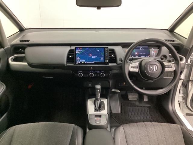 フィット ｅ：ＨＥＶホーム　中古スタッドレスタイヤ　純正メモリーナビ　バックカメラ　ドライブレコーダー前後装着＋ＥＴＣ付　当社デモカー　ＬＥＤヘッドライト　ＨｏｎｄａＣＯＮＮＥＣＴ搭載　前後誤発進抑制機能　クリソナ　１オナ（7枚目）