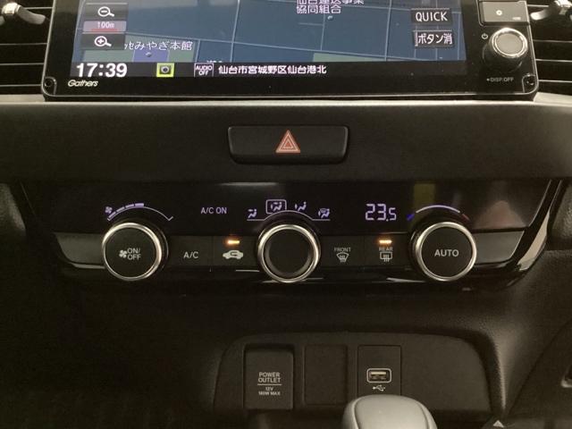 フィット ｅ：ＨＥＶホーム　中古スタッドレスタイヤ　純正メモリーナビ　バックカメラ　ドライブレコーダー前後装着＋ＥＴＣ付　当社デモカー　ＬＥＤヘッドライト　ＨｏｎｄａＣＯＮＮＥＣＴ搭載　前後誤発進抑制機能　クリソナ　１オナ（12枚目）