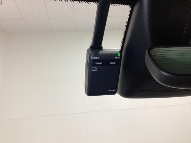 フィット ｅ：ＨＥＶホーム　中古スタッドレスタイヤ　純正メモリーナビ　バックカメラ　ドライブレコーダー前後装着＋ＥＴＣ付　当社デモカー　ＬＥＤヘッドライト　ＨｏｎｄａＣＯＮＮＥＣＴ搭載　前後誤発進抑制機能　クリソナ　１オナ（18枚目）