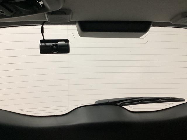 フィット ｅ：ＨＥＶホーム　中古スタッドレスタイヤ　純正メモリーナビ　バックカメラ　ドライブレコーダー前後装着＋ＥＴＣ付　当社デモカー　ＬＥＤヘッドライト　ＨｏｎｄａＣＯＮＮＥＣＴ搭載　前後誤発進抑制機能　クリソナ　１オナ（19枚目）