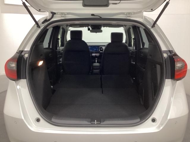 フィット ｅ：ＨＥＶホーム　中古スタッドレスタイヤ　純正メモリーナビ　バックカメラ　ドライブレコーダー前後装着＋ＥＴＣ付　当社デモカー　ＬＥＤヘッドライト　ＨｏｎｄａＣＯＮＮＥＣＴ搭載　前後誤発進抑制機能　クリソナ　１オナ（25枚目）