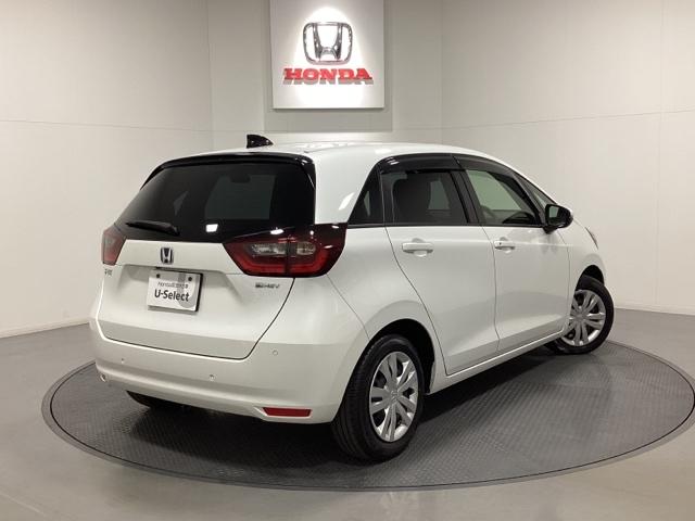 フィット ｅ：ＨＥＶホーム　中古スタッドレスタイヤ、純正メモリーナビ、ドライブレコーダー前後装着＋ＥＴＣ付　当社デモカー　前後誤発進抑制機能　クリソナ　助手席エアバッグ　運転席エアバッグ　１オナ　アイドリングストップ　試乗車ＵＰ（5枚目）