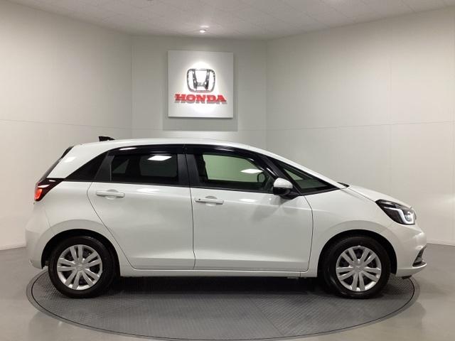 フィット ｅ：ＨＥＶホーム　中古スタッドレスタイヤ、純正メモリーナビ、ドライブレコーダー前後装着＋ＥＴＣ付　当社デモカー　前後誤発進抑制機能　クリソナ　助手席エアバッグ　運転席エアバッグ　１オナ　アイドリングストップ　試乗車ＵＰ（6枚目）