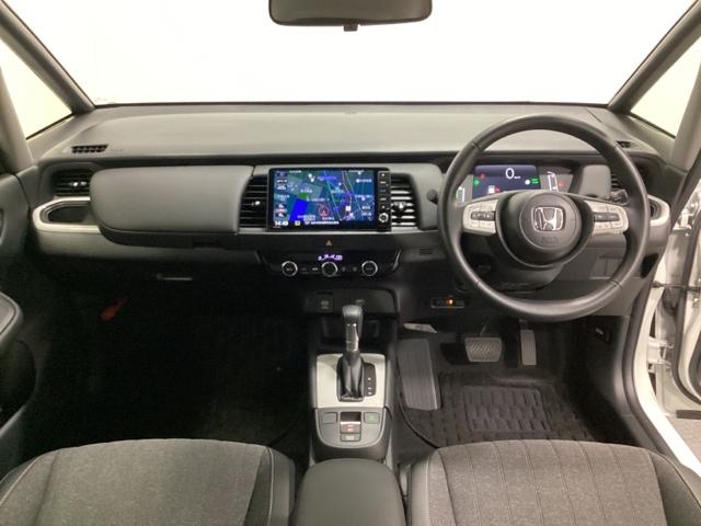 フィット ｅ：ＨＥＶホーム　中古スタッドレスタイヤ、純正メモリーナビ、ドライブレコーダー前後装着＋ＥＴＣ付　当社デモカー　前後誤発進抑制機能　クリソナ　助手席エアバッグ　運転席エアバッグ　１オナ　アイドリングストップ　試乗車ＵＰ（7枚目）