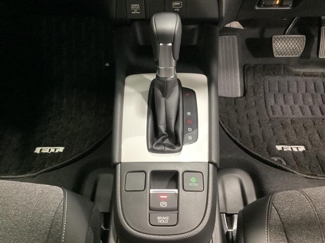フィット ｅ：ＨＥＶホーム　中古スタッドレスタイヤ、純正メモリーナビ、ドライブレコーダー前後装着＋ＥＴＣ付　当社デモカー　前後誤発進抑制機能　クリソナ　助手席エアバッグ　運転席エアバッグ　１オナ　アイドリングストップ　試乗車ＵＰ（11枚目）