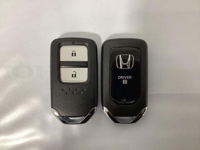 フィット ｅ：ＨＥＶホーム　中古スタッドレスタイヤ、純正メモリーナビ、ドライブレコーダー前後装着＋ＥＴＣ付　当社デモカー　前後誤発進抑制機能　クリソナ　助手席エアバッグ　運転席エアバッグ　１オナ　アイドリングストップ　試乗車ＵＰ（15枚目）