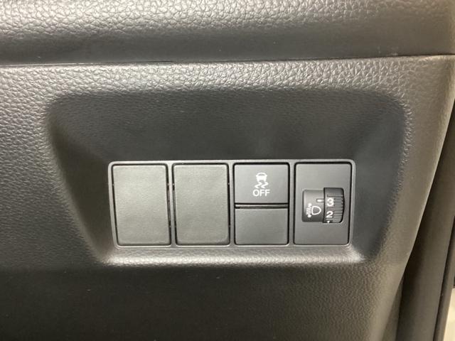 フィット ｅ：ＨＥＶホーム　中古スタッドレスタイヤ、純正メモリーナビ、ドライブレコーダー前後装着＋ＥＴＣ付　当社デモカー　前後誤発進抑制機能　クリソナ　助手席エアバッグ　運転席エアバッグ　１オナ　アイドリングストップ　試乗車ＵＰ（16枚目）