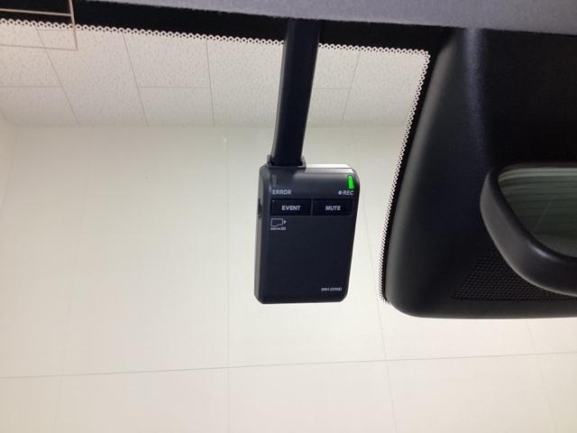 フィット ｅ：ＨＥＶホーム　中古スタッドレスタイヤ、純正メモリーナビ、ドライブレコーダー前後装着＋ＥＴＣ付　当社デモカー　前後誤発進抑制機能　クリソナ　助手席エアバッグ　運転席エアバッグ　１オナ　アイドリングストップ　試乗車ＵＰ（18枚目）