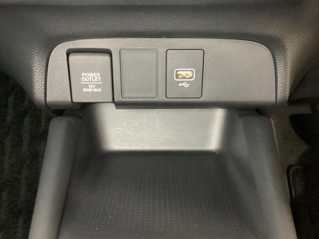 フィット ｅ：ＨＥＶホーム　中古スタッドレスタイヤ、純正メモリーナビ、ドライブレコーダー前後装着＋ＥＴＣ付　当社デモカー　前後誤発進抑制機能　クリソナ　助手席エアバッグ　運転席エアバッグ　１オナ　アイドリングストップ　試乗車ＵＰ（20枚目）