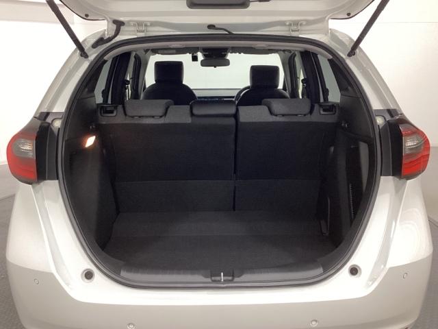 フィット ｅ：ＨＥＶホーム　中古スタッドレスタイヤ、純正メモリーナビ、ドライブレコーダー前後装着＋ＥＴＣ付　当社デモカー　前後誤発進抑制機能　クリソナ　助手席エアバッグ　運転席エアバッグ　１オナ　アイドリングストップ　試乗車ＵＰ（24枚目）