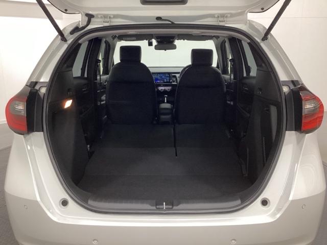 フィット ｅ：ＨＥＶホーム　中古スタッドレスタイヤ、純正メモリーナビ、ドライブレコーダー前後装着＋ＥＴＣ付　当社デモカー　前後誤発進抑制機能　クリソナ　助手席エアバッグ　運転席エアバッグ　１オナ　アイドリングストップ　試乗車ＵＰ（25枚目）