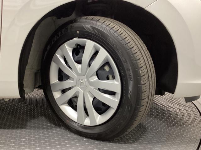 フィット ｅ：ＨＥＶホーム　中古スタッドレスタイヤ、純正メモリーナビ、ドライブレコーダー前後装着＋ＥＴＣ付　当社デモカー　前後誤発進抑制機能　クリソナ　助手席エアバッグ　運転席エアバッグ　１オナ　アイドリングストップ　試乗車ＵＰ（27枚目）