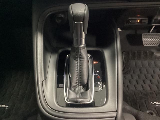 ヴェゼル e:HEVX 光触媒抗菌消臭施工済 ソナー Rカメラ クルコン エアコン シ-トヒ-タ- スマキー VSA LEDライト ETC車載器 DVD エアバッグ ABS 4WD車 地デジTV キーレスエントリー(9枚目)