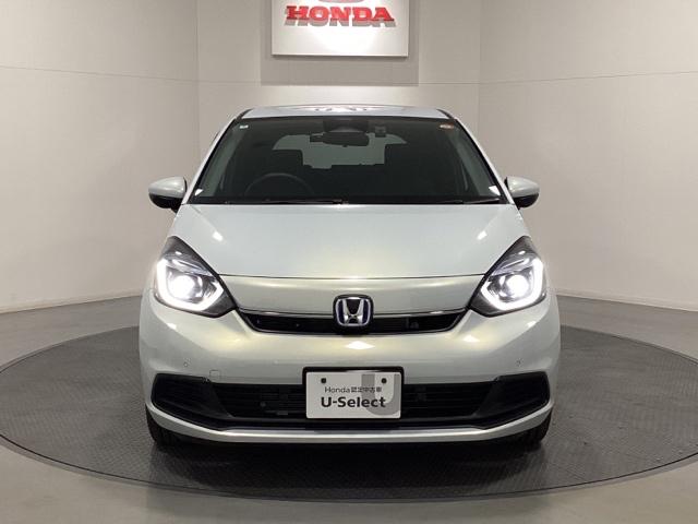 フィット ｅ：ＨＥＶホーム　中古スタッドレスタイヤ、純正メモリーナビ、ドライブレコーダー前後装着＋ＥＴＣ付　当社デモカー　前後誤発進抑制機能　クリソナ　助手席エアバッグ　運転席エアバッグ　１オナ　アイドリングストップ　ＵＳＢ接続（4枚目）