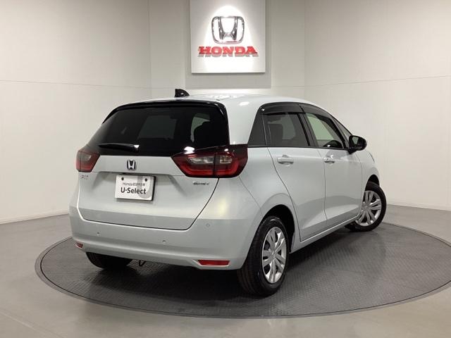 フィット ｅ：ＨＥＶホーム　中古スタッドレスタイヤ、純正メモリーナビ、ドライブレコーダー前後装着＋ＥＴＣ付　当社デモカー　前後誤発進抑制機能　クリソナ　助手席エアバッグ　運転席エアバッグ　１オナ　アイドリングストップ　ＵＳＢ接続（5枚目）