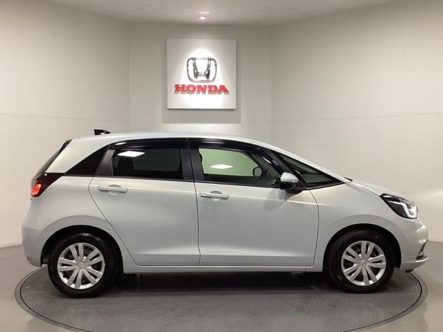 フィット ｅ：ＨＥＶホーム　中古スタッドレスタイヤ、純正メモリーナビ、ドライブレコーダー前後装着＋ＥＴＣ付　当社デモカー　前後誤発進抑制機能　クリソナ　助手席エアバッグ　運転席エアバッグ　１オナ　アイドリングストップ　ＵＳＢ接続（6枚目）