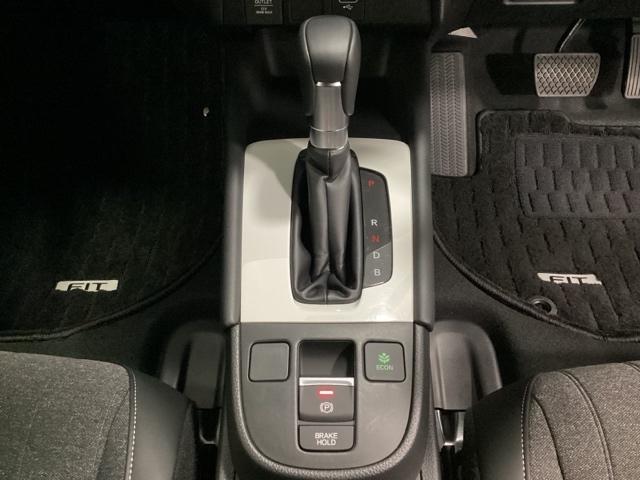 フィット ｅ：ＨＥＶホーム　中古スタッドレスタイヤ、純正メモリーナビ、ドライブレコーダー前後装着＋ＥＴＣ付　当社デモカー　前後誤発進抑制機能　クリソナ　助手席エアバッグ　運転席エアバッグ　１オナ　アイドリングストップ　ＵＳＢ接続（11枚目）