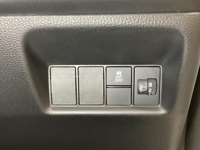 フィット ｅ：ＨＥＶホーム　中古スタッドレスタイヤ、純正メモリーナビ、ドライブレコーダー前後装着＋ＥＴＣ付　当社デモカー　前後誤発進抑制機能　クリソナ　助手席エアバッグ　運転席エアバッグ　１オナ　アイドリングストップ　ＵＳＢ接続（16枚目）