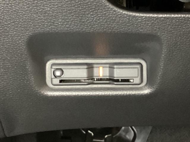 フィット ｅ：ＨＥＶホーム　中古スタッドレスタイヤ、純正メモリーナビ、ドライブレコーダー前後装着＋ＥＴＣ付　当社デモカー　前後誤発進抑制機能　クリソナ　助手席エアバッグ　運転席エアバッグ　１オナ　アイドリングストップ　ＵＳＢ接続（17枚目）